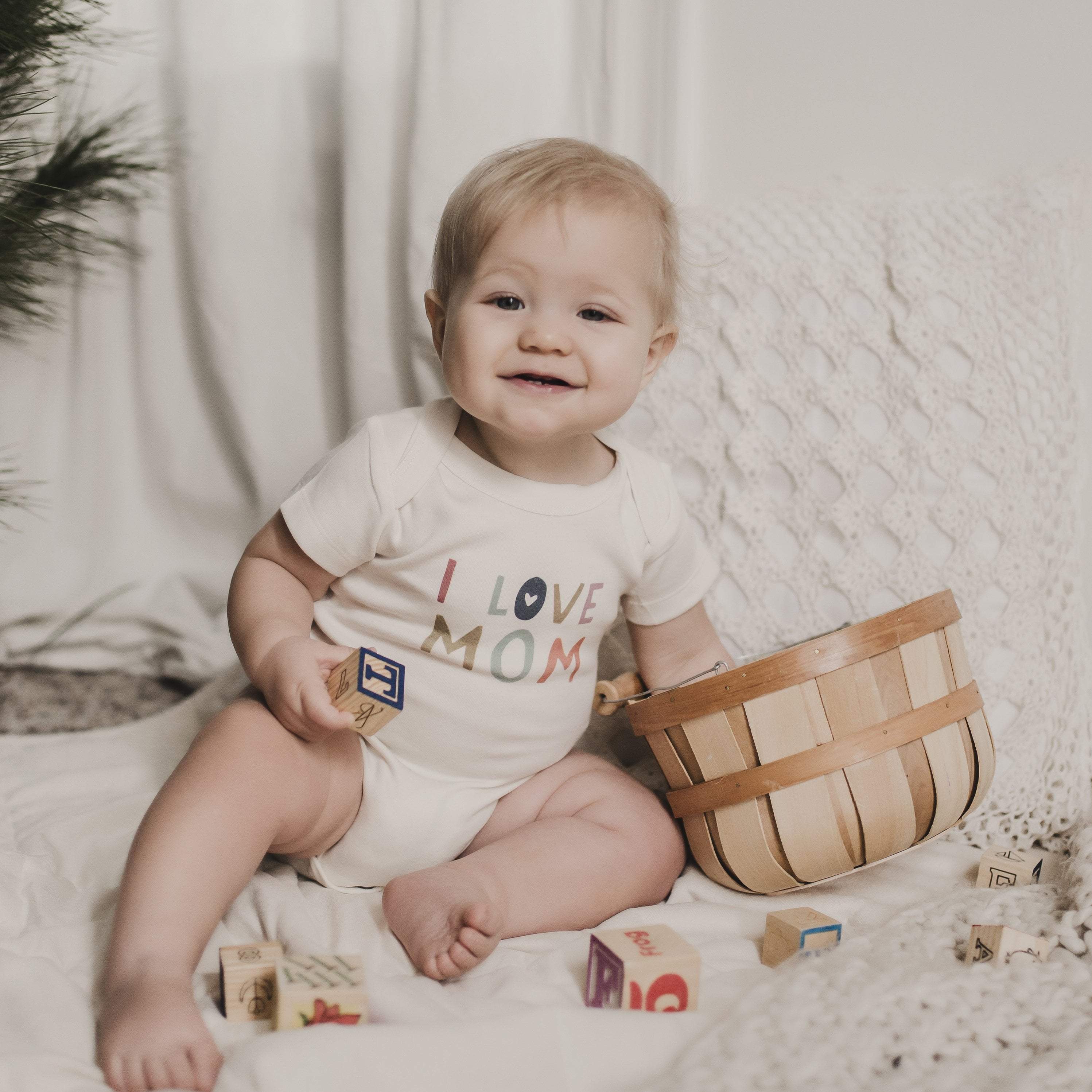 Organic Graphic Bodysuit, "I Love Mom"