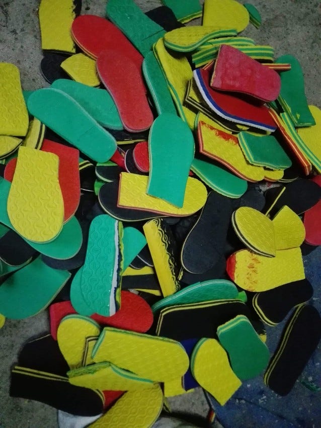 Mat flexible upcycled flip-flops 30x20 black/multi