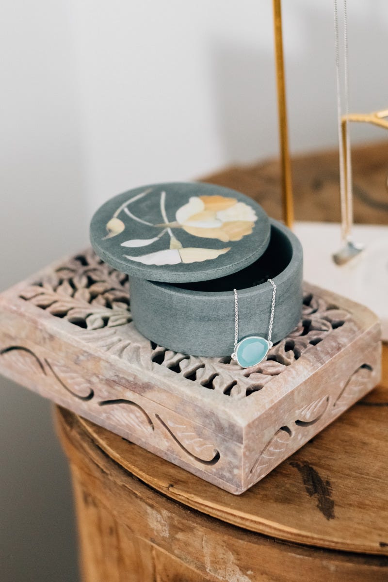 Box floral inlay stone/MOP 3Dx1.5H gray/tan/crm